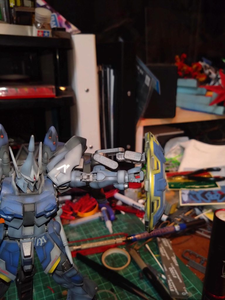 シールド軸を多段階式アームにして、接続位置をシールド真ん中でなく下の何に使うか解らなかった差し込みに変更するとこで持ちてを使わず前に構えられるようにしました