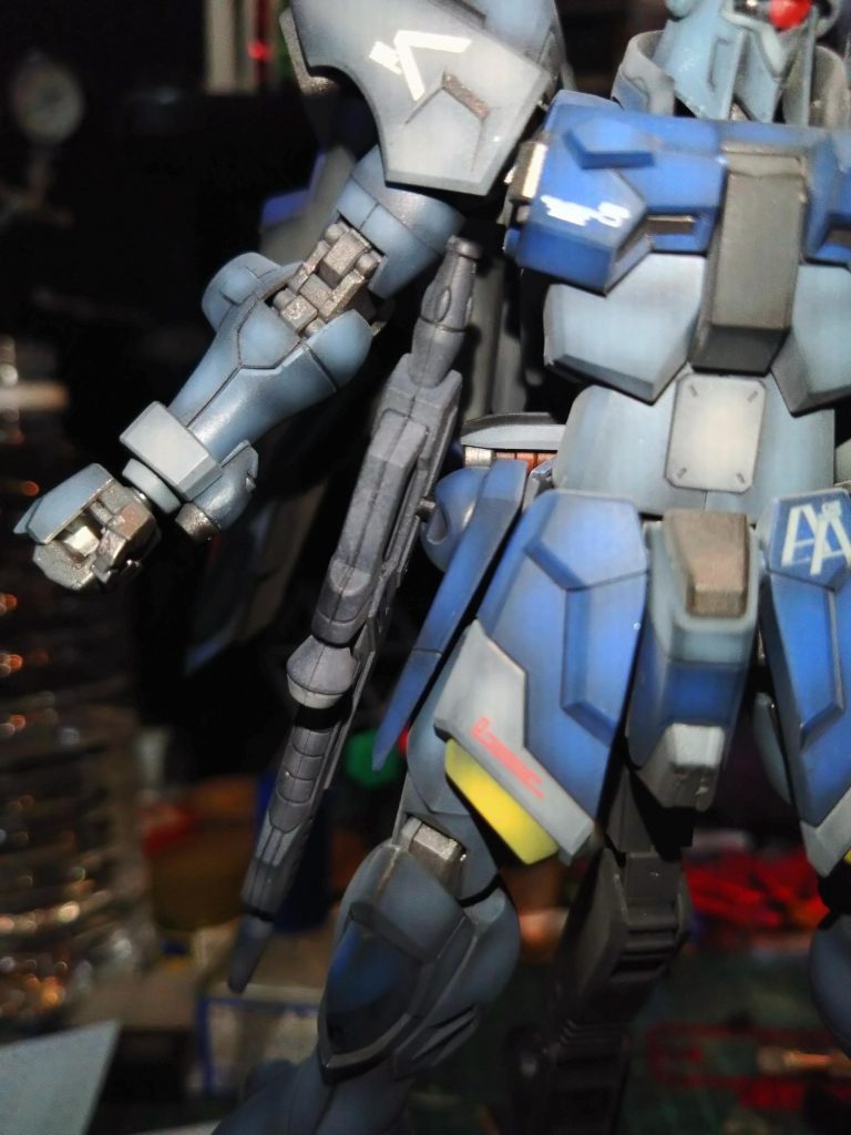 本来の取付軸はそのままだと腕に干渉することで手を下ろせなかったのでランナーを削って取付軸にして極力本体と隙間がないようにしました