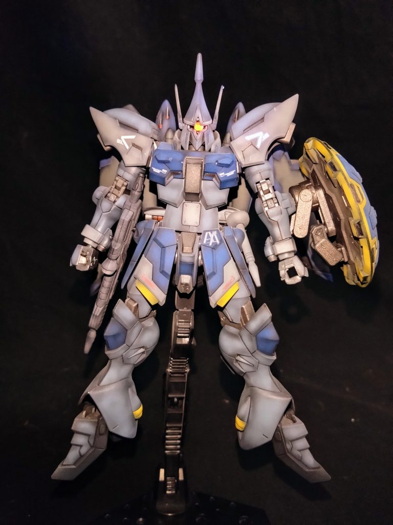 作成中にモノアイの軸を飛ばして紛失させたので自作で作り直しました(^_^;)他にはシールドの軸に一手間加えて手の差し替え無しにシールド位置を変更できるようにしています。またライフルの接続軸が大きく、素立ちの時に腕が開きすぎかなと思い自作で軸を作ってます