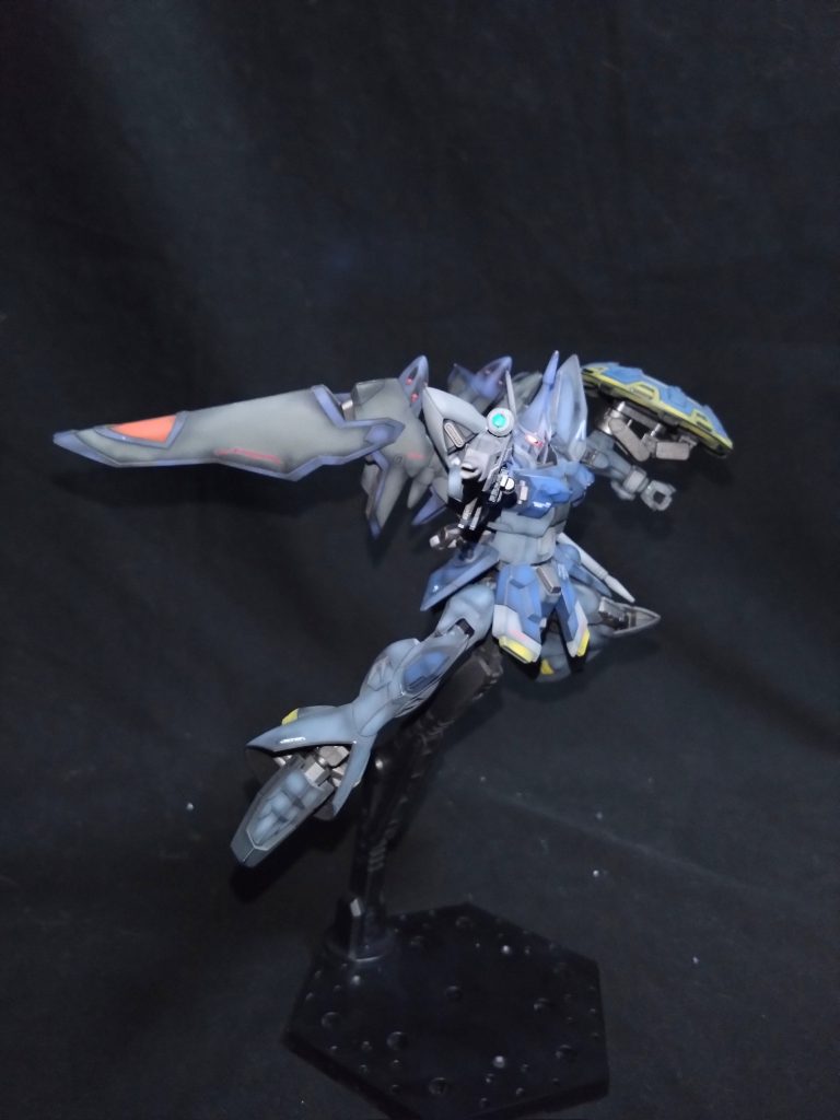 ショルダーアーマーも少しイジり、可動域を拡げてます通常よりは足を広げる事ができ、ポージングをしやすくなりました