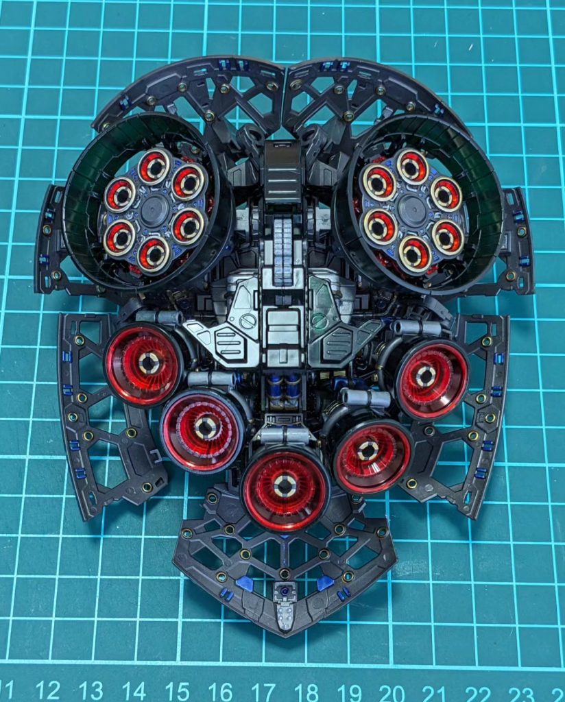 ガンダムマーカーと百均のペンで塗ってます！