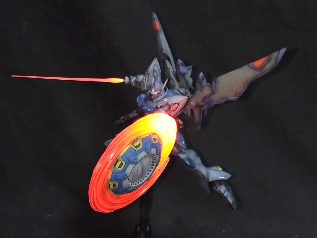 シールドの軸を変更したことで角度や長さを調整できるようにしたので干渉箇所も無くスムーズなポージングを取らせることが出来ました