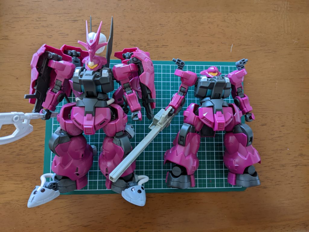 1号機(右)との比較。軸位置変更で全長がかなり変わりますた。手に持ってるアックスはこの後1号機に渡りますた。