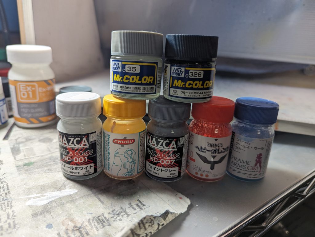 使用塗料はこちらです関節部分はメカサフのガンメタを使用しています。トップコートは114 つや消しスーパースムースクリアーで仕上げています。