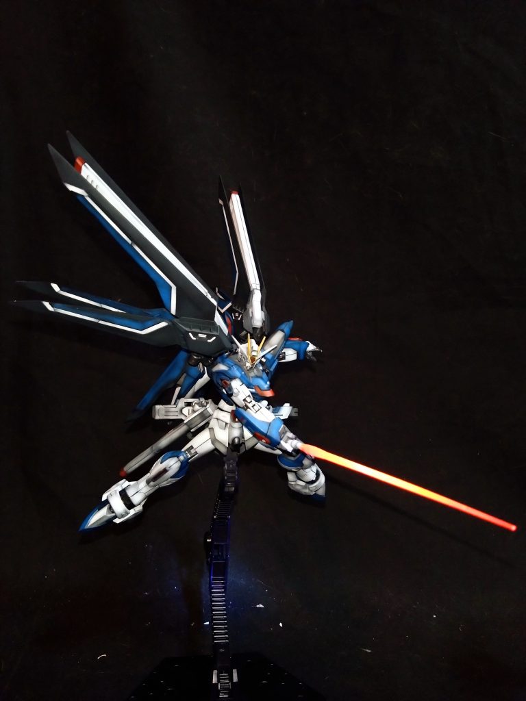 サーベルの角度も調整しやすく、関節部がグリグリ動いてくれるのでポージングし易いですね