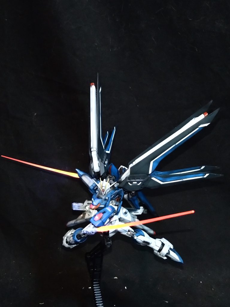 キラのサーベル構えといえばやはりセイバーをダルマにしたこのポーズ!かっけ〜ですね😁