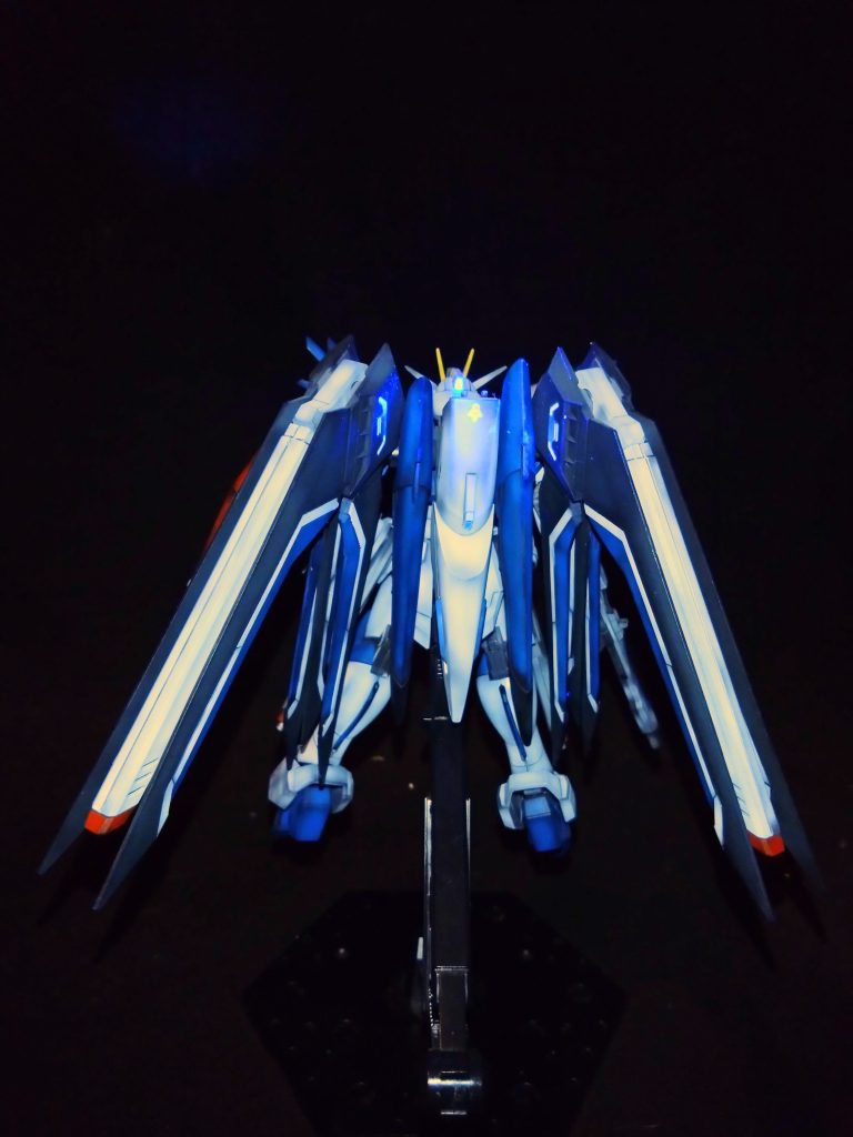 背面SEED FREEDOMのキット羽根の塗装がやはり辛いっす😁