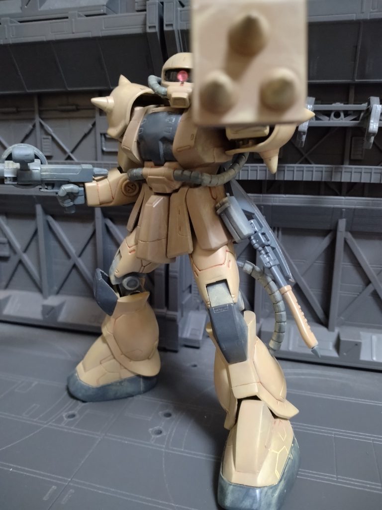 アクションポーズその2股関節は太腿の軸穴の後方を少し広げガニ股に出来る様にして足首はダブルボールジョイントにしてます。