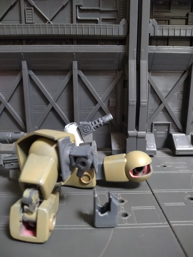 肘関節の後ハメ&二重関節化です。膝関節をコの字に切り欠きコトブキヤの3ミリのポリキャップ、接続ピン側をコトブキヤのダブルジョイントに変更して二重関節にしてます。初期ロットの為、グレーの部分がABSで硬くきれいには加工出来てないですが今はKPSに変わってるので加工しやすいでしょう。いわゆるSEED時代によくやってた方法です。