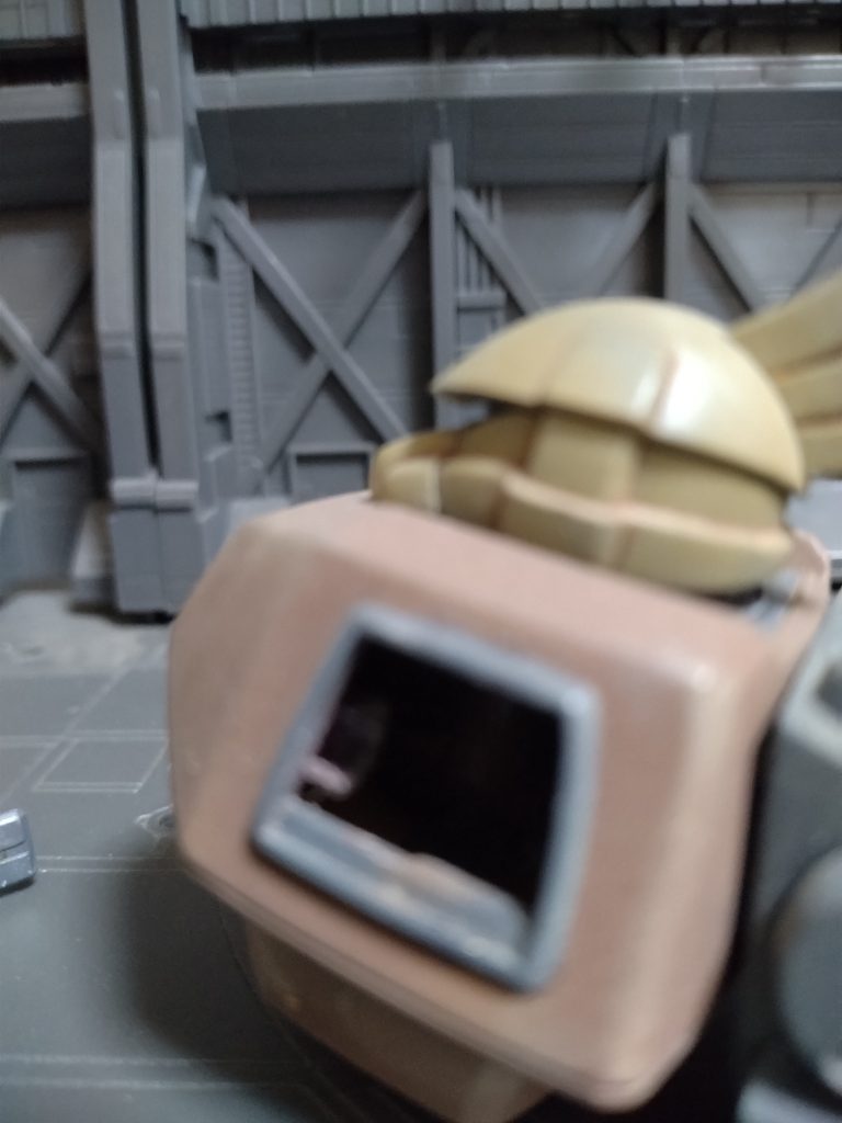 胴体の肩関節の後ハメ加工です。肩関節の穴を写真の様に余白部分を切取ります。写真ではちょっと見辛いですがフレームの挿し込み穴を横向きにポリキャップの軸の太さ分だけ前面の穴の深さだけ切り欠けば後ハメ出来ます。 C面カットの後ハメのイメージに近いです。