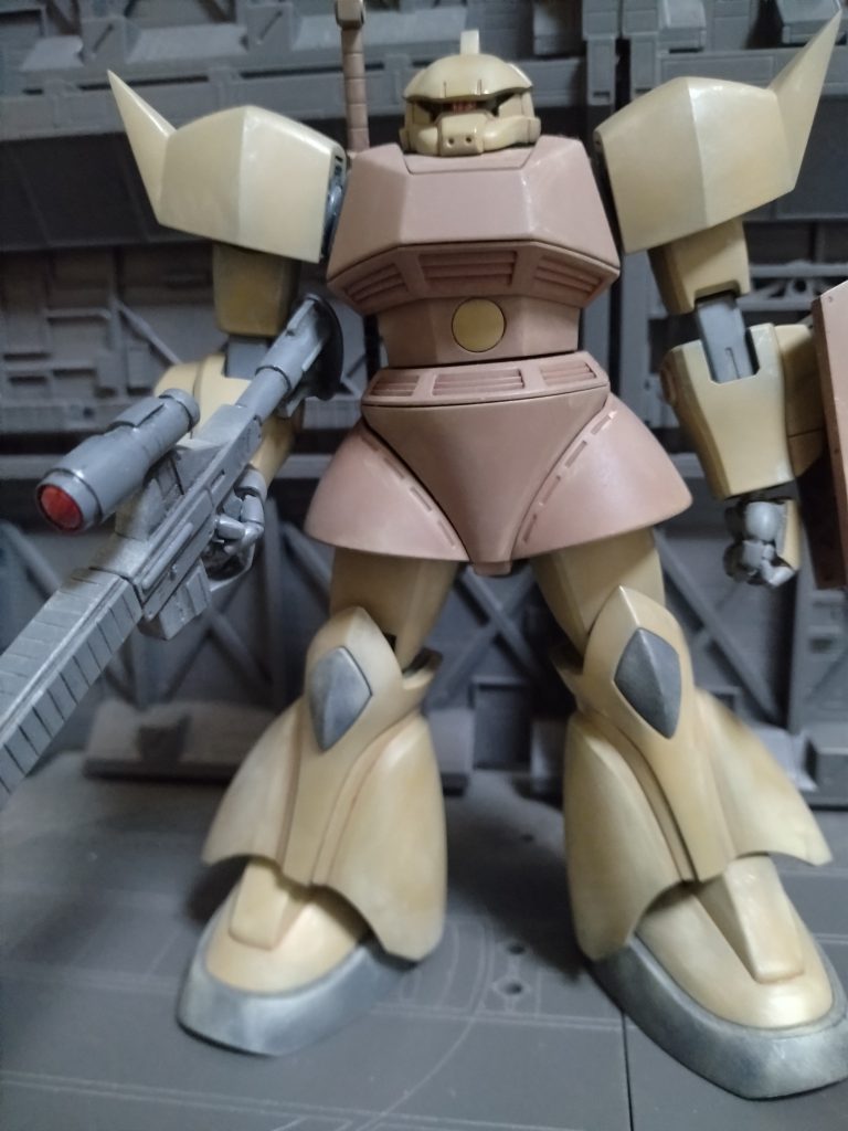 ビームライフル装備状態です。肩の加工のおかげで脇下を閉じた時のなで肩の印象がなくまりました。しかし腹部の延長で胴体が伸びスカートが大き過ぎる感じが…