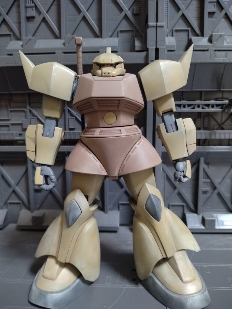 非武装の素立ち状態です。プロポーション的には腹部が短く胸部にめり込みコクピットハッチが開けれないので胸部と腹部を繋ぐボールジョイントの軸を2ミリ延長してます。あと腕が良い胴体から離れ過ぎなので肩アーマーの蛇腹モールドの削り込みと腕の軸を段差一つ分削り奥までささる様にし先端をその分切断してます。