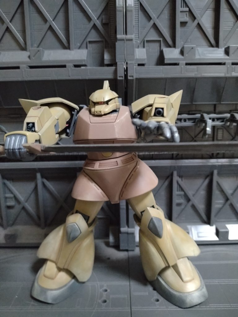 右腕にはガトリングガン、左腕にはグレネードで一応設定に準じた装備にしてます。