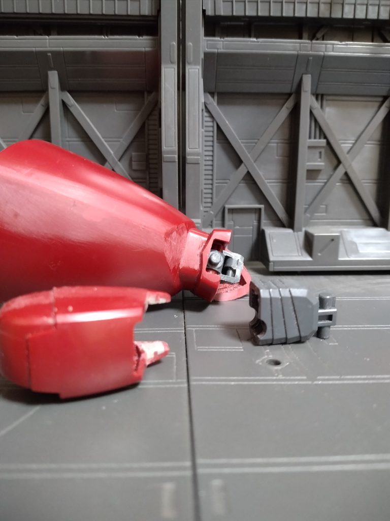 膝関節の後ハメ加工です。制作中の写真を保存してなかったので同じ加工をして絶賛放置中のリゲルグで説明します。上部は固定用のピンが通る幅に切込みを入れれば挿し込み出来ます。問題の下部ですが膝関節の可動用の軸の通る穴の蛇腹モールドの真ん中で切断しポリキャップを上下から囲う形で接着して固定してます。あと地味に目立つ太腿裏の肉抜きとニーアーマーのバンダイエッジも処理してます。