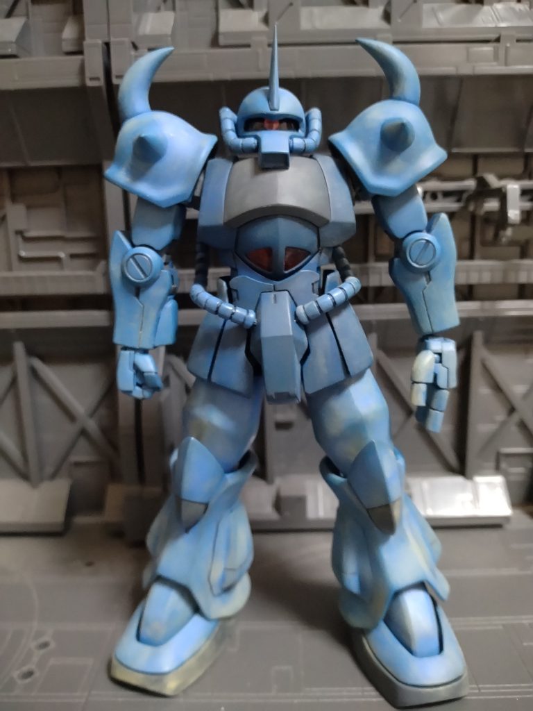 まずは非武装の素立ち状態です。リヴァイブ版は可動範囲は広いですが何か違う感が漂ってるので改修してます。改修箇所を大まかに上げると胴体の腕の付け根の面に1ミリのプラ板を貼り付けそのままでは腰がくびれてまた違うので腹のパーツにも1ミリのプラ板を貼り付けてます。脚部は太腿を3ミリ延長しさらに縦に3分割し1ミリのプラ板を挟んで合計2ミリ太らせてます。脛は反対に3ミリ縮小し足の長さは変えてません。あとは足首は小さくて貧素だったのでHGUCのグフカスタムの分と交換してます。