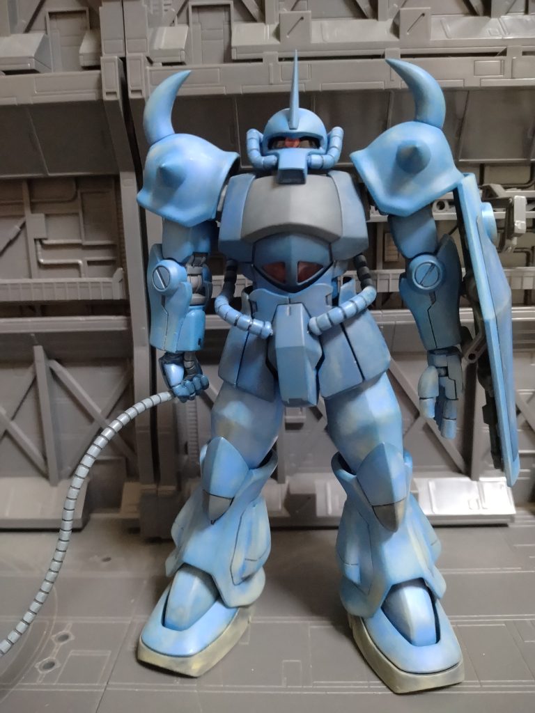 ヒートロッドは旧HGUCの曲がった状態のを使用してます。腕の付け根はポリキャップむき出しだったのでおそらくザクマリナーのポリ隠しパーツをUVレジンで複製して使用してます。 胴体にプラ板を貼り付けたので腕の軸が相対的に短くなるのでボール付け根辺りで切断し1ミリ延長してます。