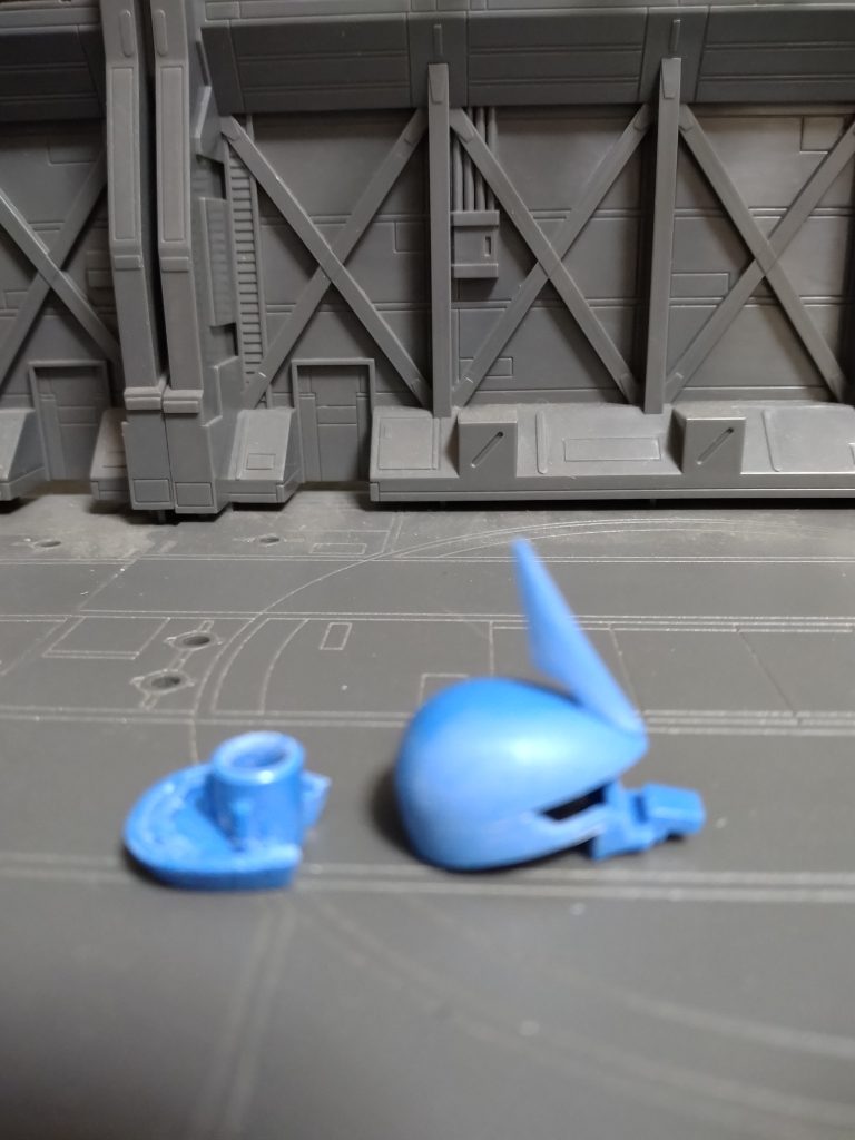 頭部の後ハメです。製作中の写真も撮ってないので絶賛放置中のグフR35の頭部です。HGUCのグフ系は下部のモールド辺りに沿って切断すれば後ハメ出来ます。旧HGUCとグフカスタムはモールドに沿って切断で大丈夫ですがR35とリバイブ版は上部とモノアイレールの間が狭いので破損しやすいです。自分は合わせ目を消していて破損しました。モールド下0.3ミリ辺りを目安に0.1ミリのエッチングノコで切断し上部の残ったモールドをパテで埋めるて成功しました。