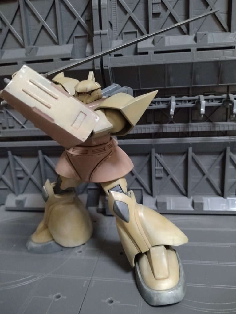 シールドを構えつつ斬り込むイメージで。