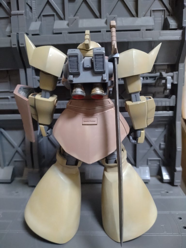 非武装の背部です。陸戦型ゲルググにはビームナギナタより実体剣が似合うと思い大型ヒートサーベルを装備させました。大型ヒートサーベルはシステムウェポンを使用してます。