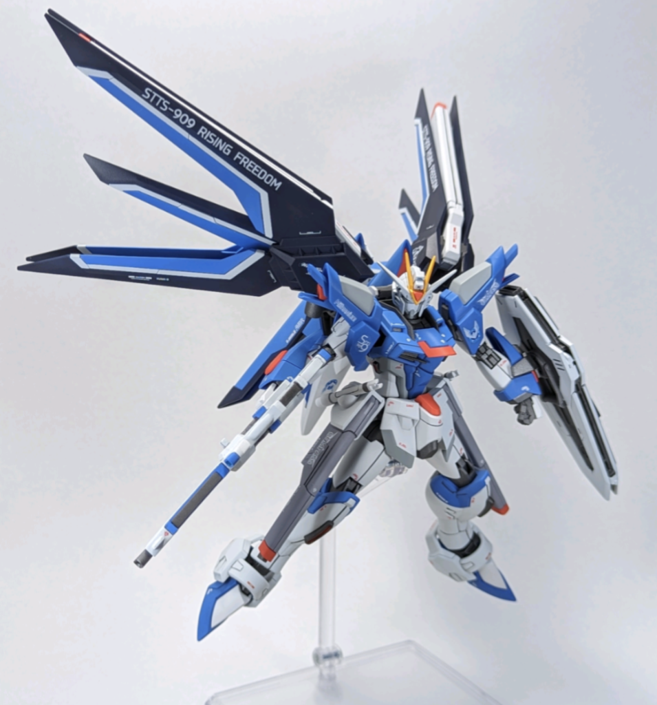 ビームライフルのみ後ハメ加工で合わせ目消しをしています。頭部の合わせ目は、個人的には違和感も無く加工も難易度が高かったのでキットのまま使用しています。