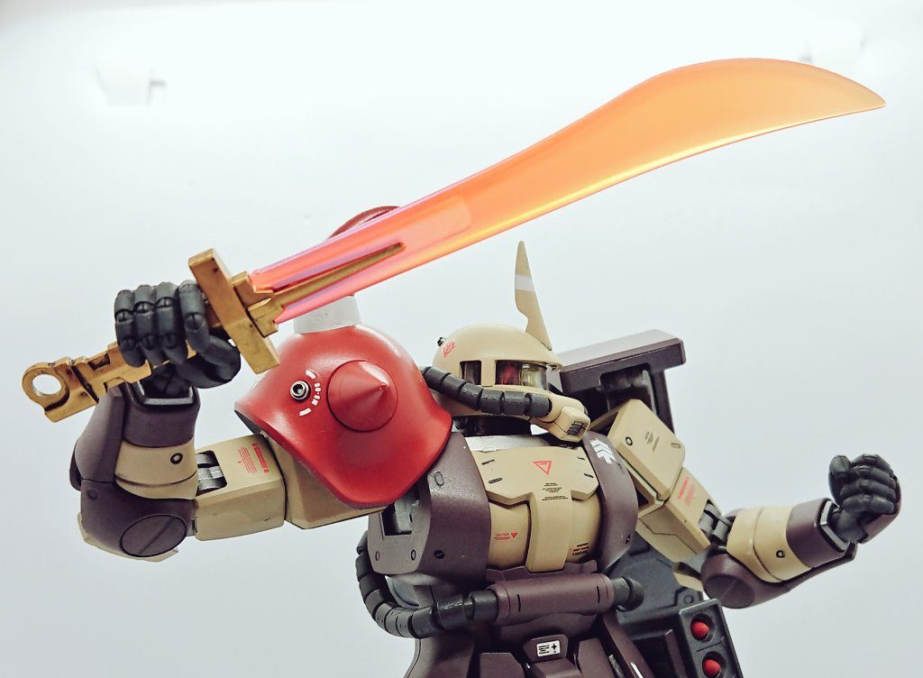 ・ヒートソードは旧MGグフから拝借し、刃はヤスリがけの後に根本にパール系塗料を吹きクリアコートで仕上げました