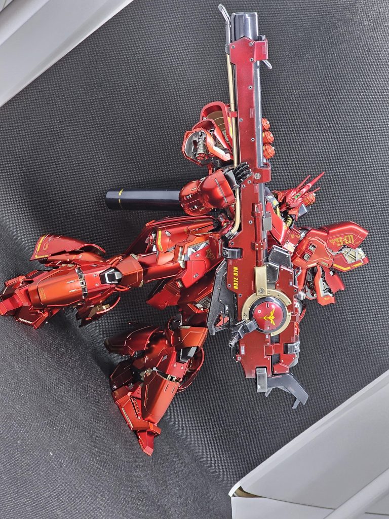 Hi-vガンダムの、ハイパーメガバズーカランチャーをサザビーカラーにしてみました、大きさもボリュームもMGサザビーにピッタリでした！