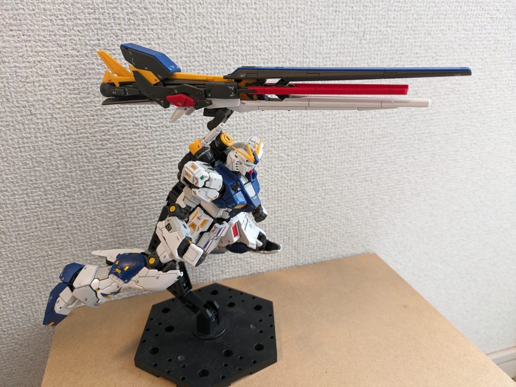 本キットの売りでもあるロングレンジフィンファンネル。存在感があります笑。このロングレンジフィンファンネル、後方の黄色の垂直尾翼みたいなところを引っ張ると連動して先端が展開してくれます！すごすぎっ！