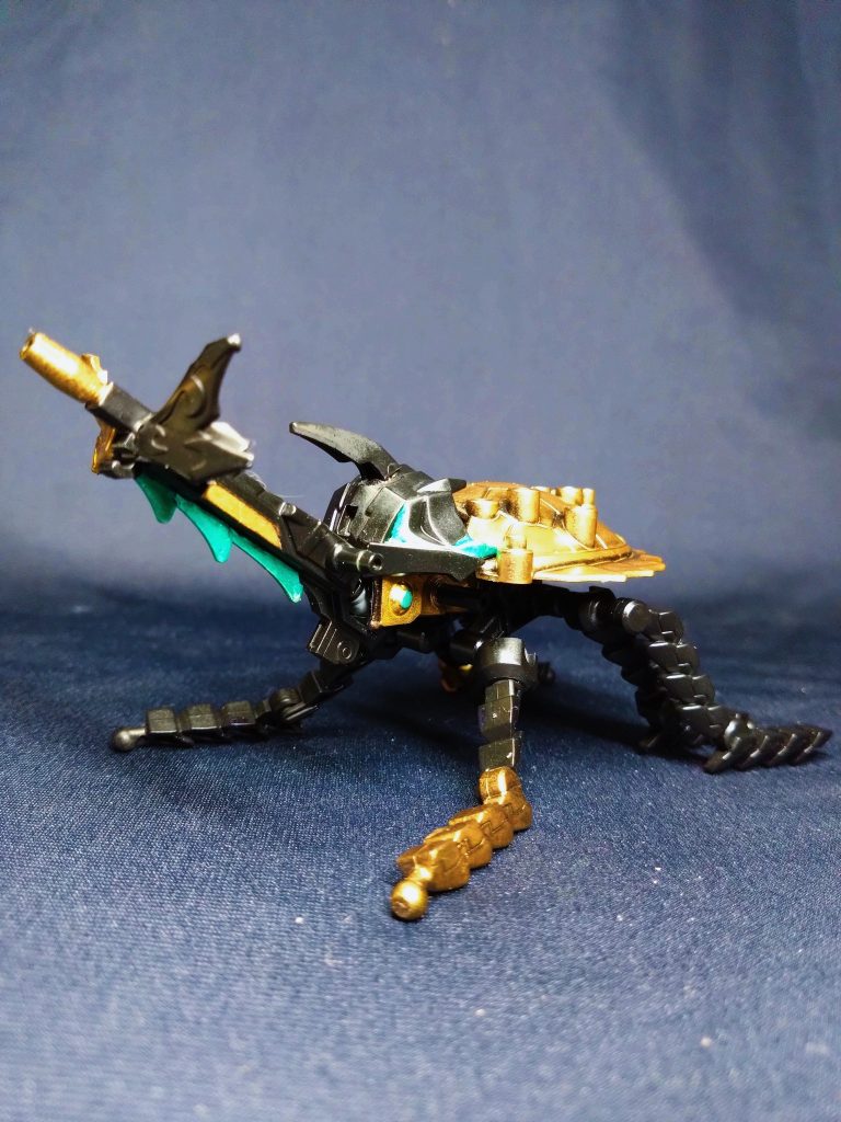 まずは三大守護神の一体、ゴッドカブトをモチーフにしたシュゴッドカブトです。ストライク劉備の激龍砲が真ん中で折れるライフル型大砲なので、基部にぴったりなのでは?と思い形に。カブトムシのツノだけじゃなく、いい具合の位置に目になる装飾も。