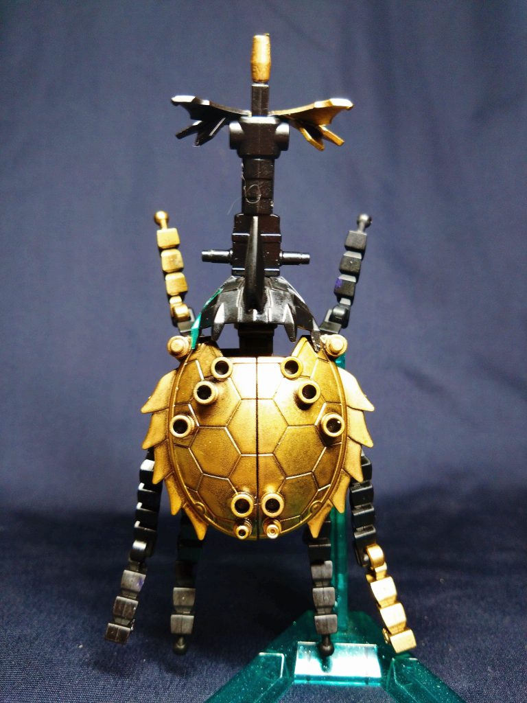 背中は天玉装の玄武パーツから。脚はいろいろと悩み、可動やサイズのちょうどいい張郃アルトロンのハング接続パーツを使用。亀の甲羅のため少し楕円形になっていますが、キャノン変形時に原作に近い変形ができました。