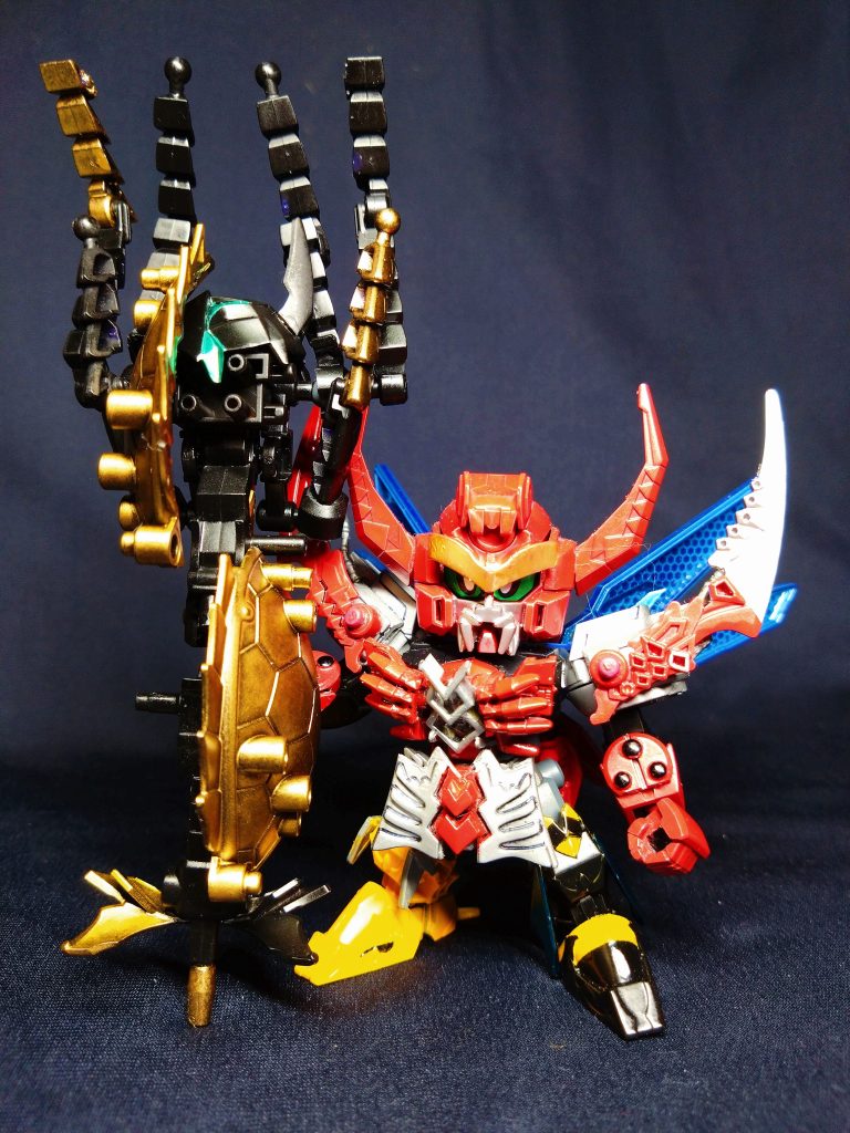 激龍ストライク劉備のときには余分なパーツが無い激龍砲のため、構えても違和感ないサイズでしたが、カブトキャノン原作を再現したため脚先まで入れるとほぼ2倍くらいに。カブトムシの脚部を後ろにたたみ、次に背中の甲部分を外し、片方をキャノンの後側基部のサイドに、片方を前側基部のサイドに取り付け、ほぼ原作の形状を再現しました。