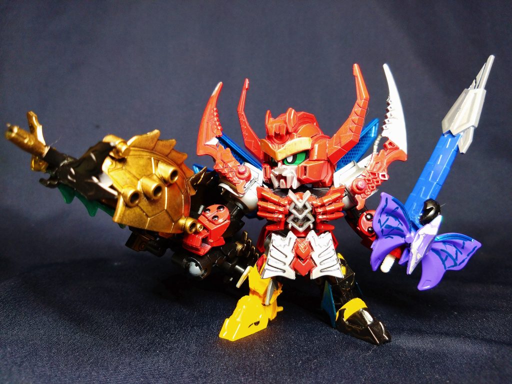 腕に取り付けはサイズ的にも不可なので、手持ちスタイルになっています。とにかくデカい換装パーツなので、色味も相まってまだスーパー合体じゃないのにとにかく派手です。ちなみに設定では騎士ガンダムの炎の剣ポジションです。