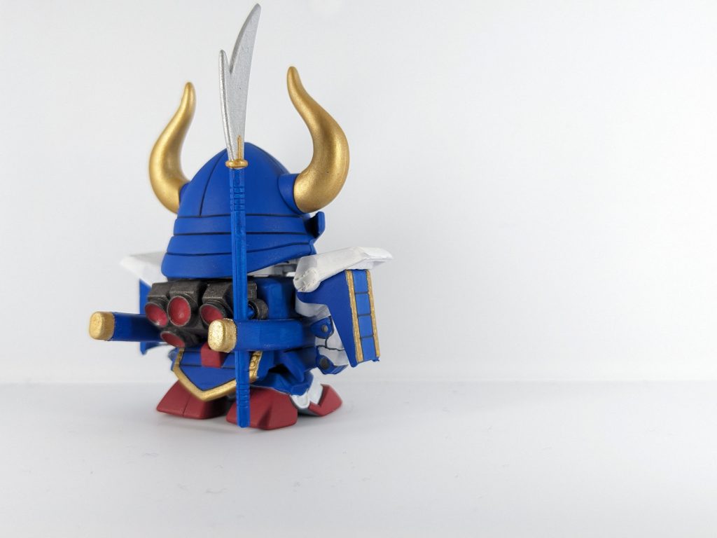 後方より。バックパックはオリジナルと異なり焼鉄色にしています。(オリジナルは青色です)肩の白色を横着してマーカーで塗ったところインクだまりが残ってしまいました💦