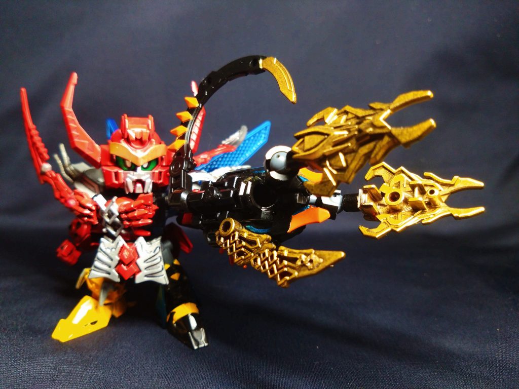 こいつもデカいので、カブトと合わせると最早横幅がストライク劉備かそれ以上。腕を上げても保持力は下がらないようには作っているので、ポージングはまぁそれなりには決まるかと。SDに大型武器はカッコいい!ちなみに設定では力の盾ポジションです。