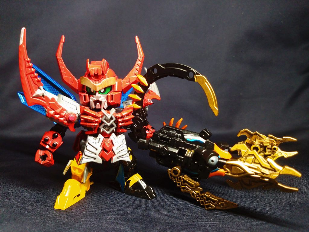爪の位置を差し替え、背中の刃を前に出し、尾を動かした後に拳と差し替えます。カブトキャノンほどではないですが、拳がまるまる巨大なクローになったので左手の可動はほぼ有って無いようなものw