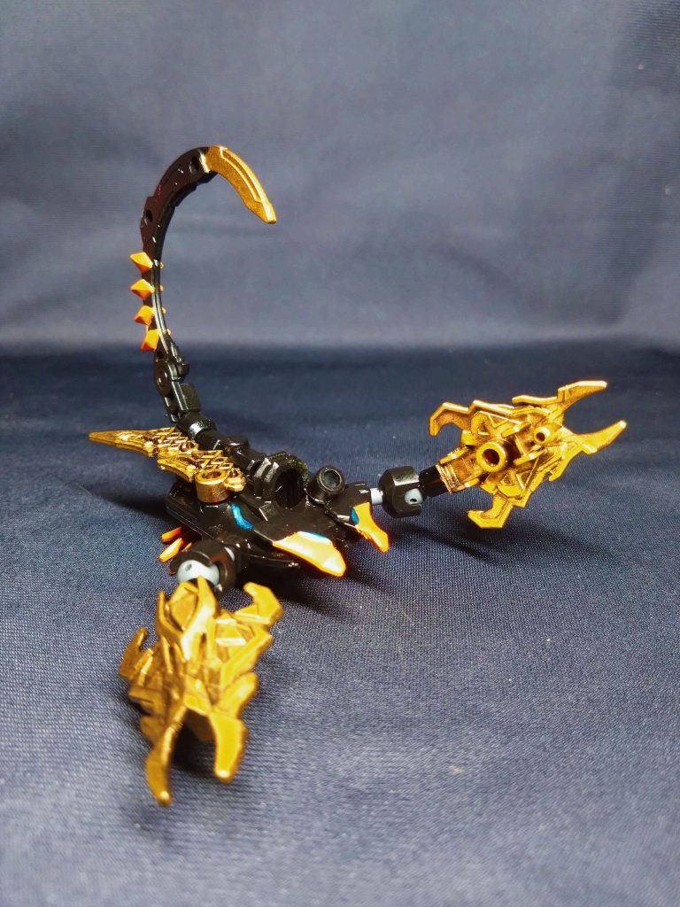 次の三大守護神の一体は、ゴッドスコーピオンをモチーフにしたシュゴッドスコーピオンです。太史慈デュエルの武器の轟連を本体に、信長エピオンや孫尚香ルージュの武器パーツをボールデンで取り付けています。