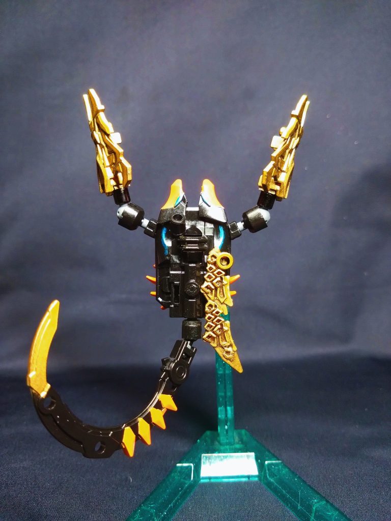 変形時に爪は差し替えになるので、接続部分は極力目立たないように。虫形態時としての見た目は三体の中で一番破綻してないかも。