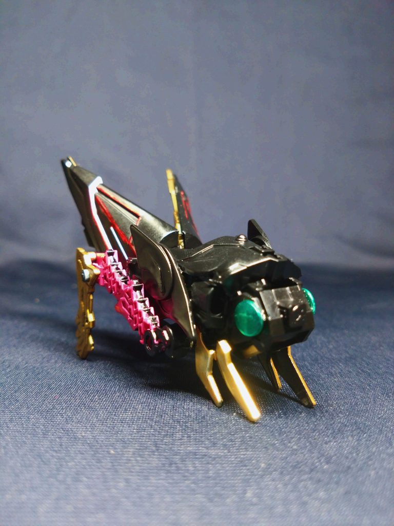 最後の三大守護神の一体は、ゴッドホッパーをモチーフにしたシュゴッドホッパーです。体が後ろから真っ二つに分かれ、アーマーになる再現はパーツやサイズの都合で不可だったので、バッタを前後に分ける形にしました。