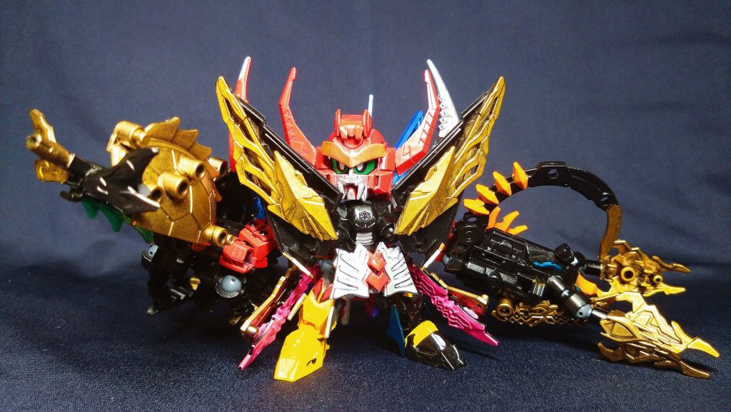 王様戦隊キングオージャーから、キングオージャーに三大守護神が合体した姿、レジェンドキングオージャーを制作しました。以前制作した騎士王ガンダムシュゴッドの過去の姿としています。三大守護神の単体での変形合体も可能なため、ギミックもモリモリ、設定も内容もいつもよりモリモリとなっています。