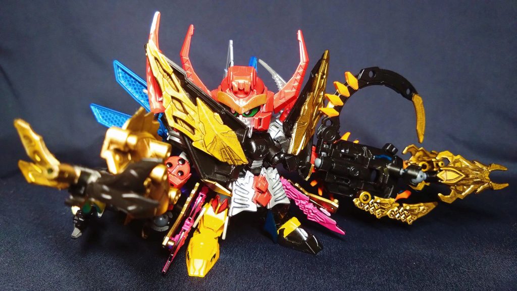 そしてカブト、スコーピオン、ホッパーの三体の守護神が揃ったことで、騎士王ガンダシュゴッドの真の姿、レジェンドシュゴッドに合体します。全体的に黒と金が追加され、騎士というより武士みたいです。SD体型なので横幅がすごいことになってます。剣も背中に懸架しているので重さもそこそこで、可動もほぼ置物wでもまだまだここからさらなる合体が…(続実際にはここでまだ1/3ほどの合体でしたが、戦隊ロボの中ではトップクラスの派手さに感じました。