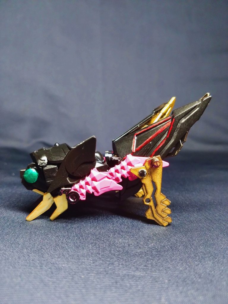 武器となる脚とアーマーになる後半身は、信長エピオン、典韋マスター、諸葛亮フリーダムのパーツで構成。前半身は合体時に余剰となってしまいましたが、董卓プロヴィデンスや諸葛亮フリーダムのパーツで虫っぽさを損なわずに形になりました。