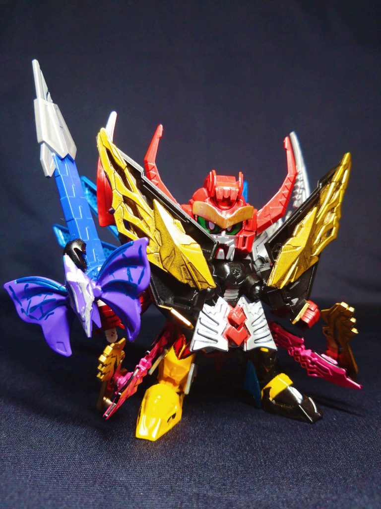 バッタの羽が展開しトップヘビーになったのを、腰に取り付けたバッタ脚のサイズで相殺。胸部がでかそうに見えるけど、腰のバッタ脚のおかげで実際はなかなかにまとまって見えます。