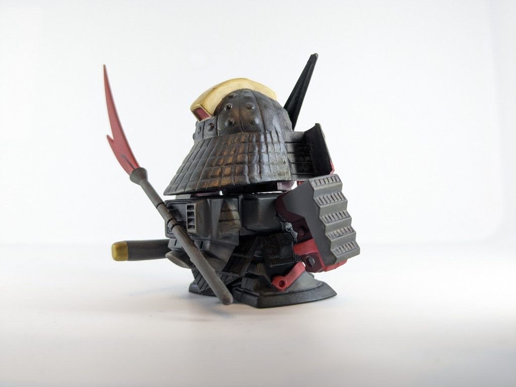 後方より。兜上部の白いトサカ部分が上手く汚せたかなと。一応暗めのグレーと黒で簡単に塗り分けてます。