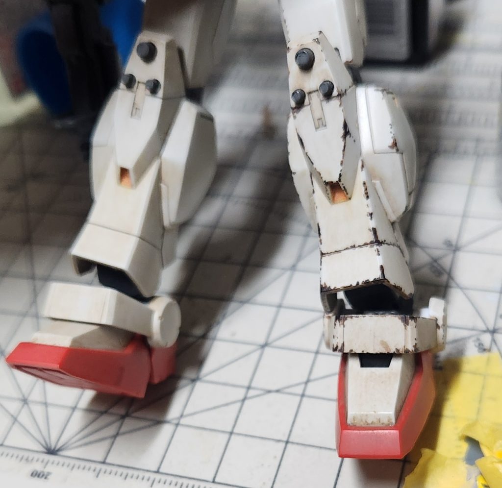 仮組み後に全体的にウェザリングカラーでウォッシング、錆部分はリアルタッチマーカーブラウン、その上にリアルタッチマーカーグレーⅢを重ねて角部分に