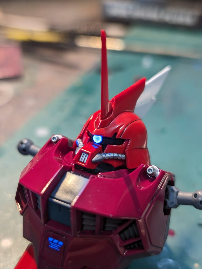 モノアイは標準のシールに蛍光クリアを塗装して貼付け後UVレジンをぷっくりと乗せてUVライトで固着させてみました