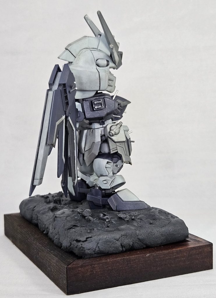 切り落とされた右腕の切断面はいったん埋めて市販パーツやプラ材で再現しました