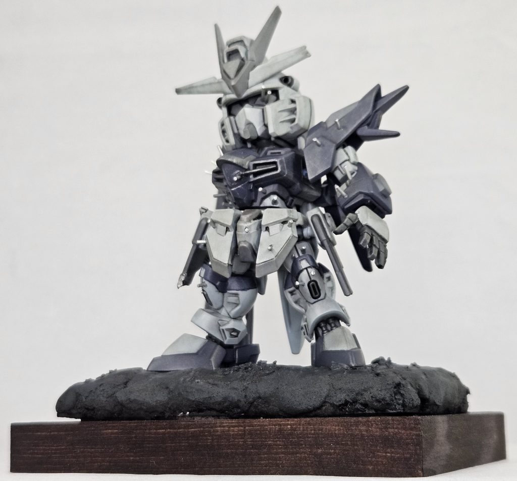 平手はSDEXトライバーニングガンダムのものを加工して接続しています現在公式に公開されているMVだとビームシールド発生機はPS装甲じゃないのか赤いままでしたが見栄えを考慮して本体同様にPSダウンした色に塗っています