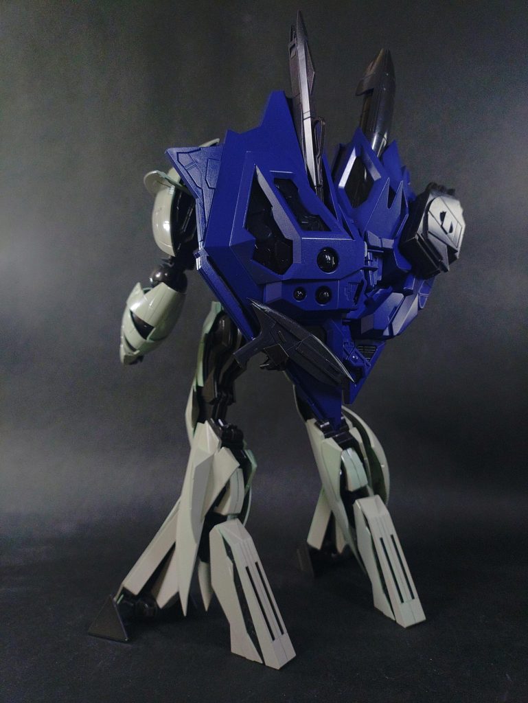 シド・ミードデザインの白眉とも言えるこのフォルム。前から見ても後ろから見ても、それまでの視聴者の理解を超越する異形感が、ターンタイプこそかつての地球人類にアーマゲドンをもたらした黒歴史の権化であると示しています。