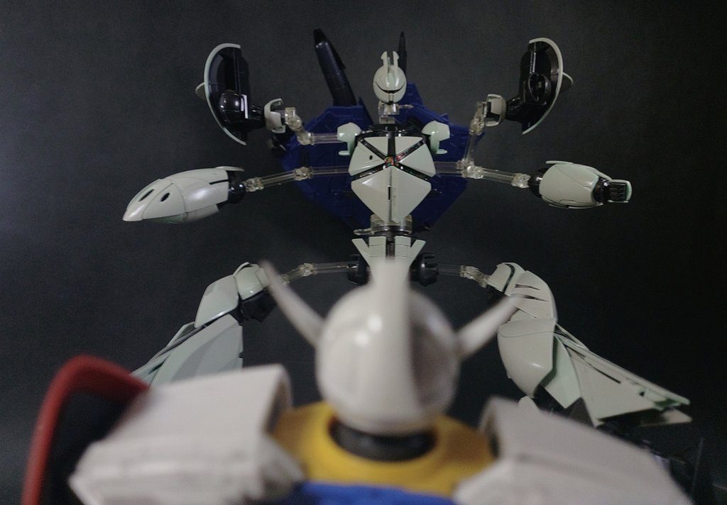 「…だからターンXっていうのか!四方に飛ぶ…」ターンX最大の特徴は全身が9つ(キャラパスを含めれば10)のユニットに分離してオールレンジ攻撃ができる事。手足はビーム砲を積んだファンネル、頭は宇宙要塞カイラス・ギリをコントロールできるコアファイター。そして∀と同じ無機物を分解するナノマシンをバラ撒く月光蝶とあっては、もうどうやって倒したらいいのか見当もつかない正真正銘のラスボスです。