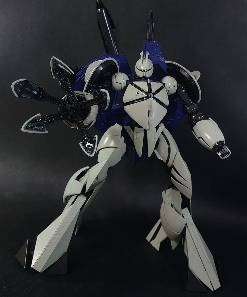 「なるほど!シャイニングフィンガーとはこういうものか」明らかに外付けなウェポンプラットフォーム「キャラパス」にもビームガン、ビームライフル、バズーカ、ミサイルランチャーと飛び道具を満載したターンXですが、そんなものに頼らずとも指先一つでダウンが取れるのです。それが右手の溶断破砕マニピュレーター「シャイニングフィンガー」まあこのままガンダムファイトに出ても、頭がコクピットなので失格間違いなしでしょうが…f(^_^;)