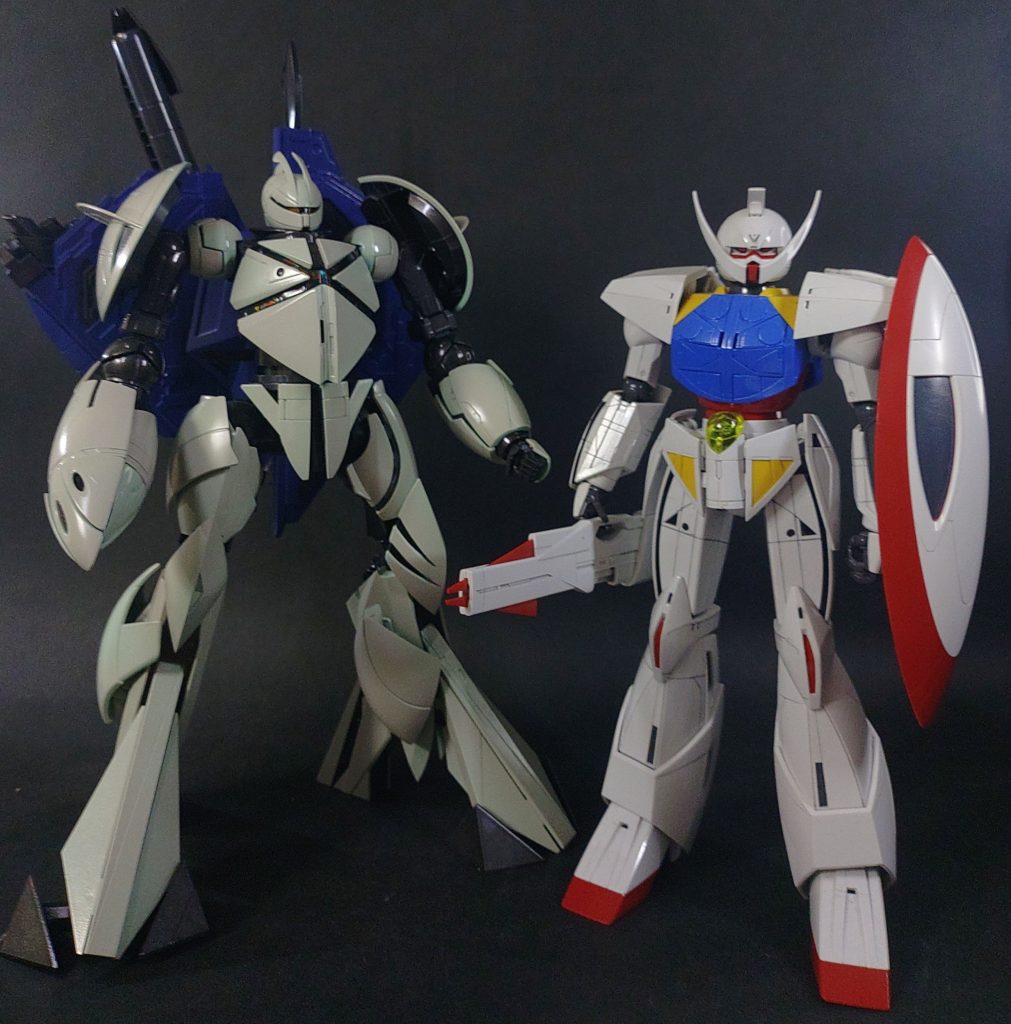 「来たかい、弟!」「ターンAなら、Xの兄さんだろ!」人類史上最も迷惑な兄弟喧嘩。ターンXのカラー指定は富野監督から「ザクの緑」との指示があったと関係者の方から伺っています。キットも明るく薄い緑の成形色だったのですが、劇中ではもう少し白いイメージがあったので上からUSAF(アメリカ空軍)ライトグレーを吹いてみたのですが… 思ったより成形色が強く、逆にもっと緑の濃い、よりザクらしいカラーになってしまいましたf(^_^;)…まあ、ガンダムの因縁の相手にはやはりザクこそ相応しい、ですよね。あー、そこの赤いボルジャーノンさんは座ってて下さい。途中で装甲のエッジや裏の分が足りなくなったのでガルグレーで代用。キャラパスはティターンズブルー、武装とフレームは黒鉄色(ガンメタル)で全塗装。アイシールは点灯状態の上からリアルタッチブルー2(ほほ黑)を塗ってうっすら浮かぶように調整。全身のスミ入れはシャーペン、マーキングシールやガンダムデカールはこの機体には似つかわしくないと思い不使用。トップコートは先のターンエーに合わせてコテコテの光沢仕上げにしています。ターンエーは現状バンダイホビーサイトにも部品がありませんが、秋口あたりに再販という話も小耳に挟みましたし、また復活しないかなぁ…